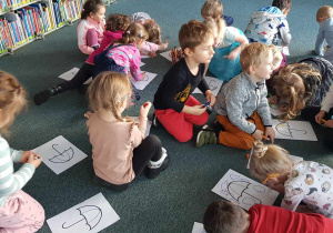 Warsztaty w bibliotece - dzieci rysują krople deszczu