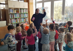 Warsztaty w bibliotece - dzieci odgadują zagadki
