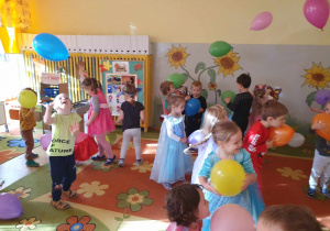 Dzień Postaci z Bajek - dzieci tańczą z balonami
