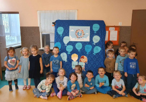 Dzień Praw Dziecka - dzieci ubrane na niebiesko stoją przy tablicy z prawami dziecka
