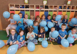 Dzień Praw Dziecka - dzieci siedzą na ławce z niebieskimi balonami