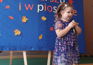 Jesień w wierszu i piosence - dziewczynka recytuje wiersz