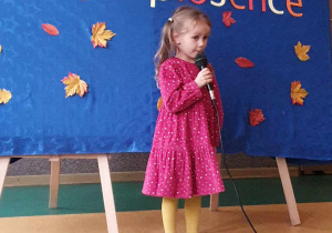 Jesień w wierszu i piosence - dziewczynka śpiewa piosenkę
