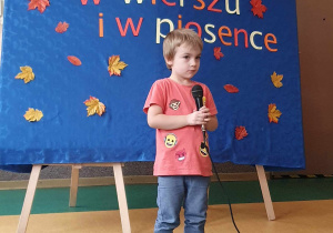 Jesień w wierszu i piosence - chłopiec śpiewa piosenkę