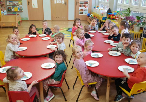 Projekt Zdrowe Dzieci - dzieci siedzą przy stolikach