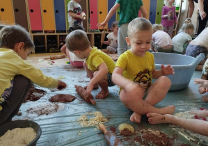 Sensoplastyka - dzieci siedzą na folii i wykonują ciasteczka z różnych mas