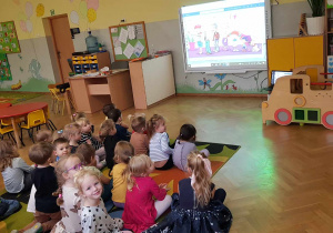 Światowy Dzień Wcześniaka - dzieci oglądają prezentacje na tablicy multimedialnej
