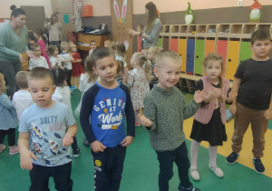 Pięcioro dzieci tańczących obok siebie