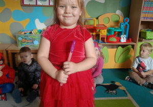Dziewczynka prezentuje swój strój księżniczki