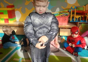 Chłopiec prezentuje swój strój super bohatera