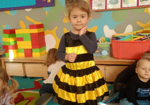 Dziewczynka prezentuje swój strój pszczółki