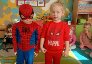 Dziewczynka i chłopiec prezentują strój spiderman