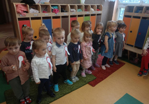 Dzieci słuchają na baczność Hymnu Polski