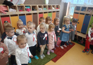 Dzieci śpiewają piosenkę ,,Polska to mój kraj"
