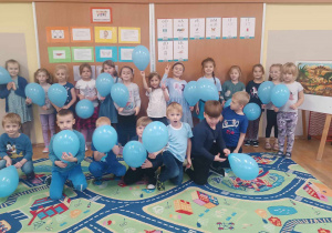 Dzieci z niebieskimi balonami na tle napisu prawa dziecka