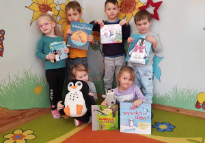 Dzieci trzymające książki o pingwinach