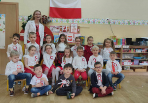 Pani i dzieci na tle polskiej flagi