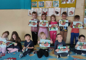 Dzieci z obrazkami leniwca wyklejonego z kolorowego papieru