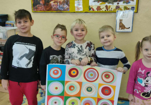 Dzieci z obrazem na którym są koła i kwadraty