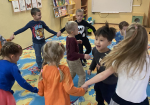 Dzieci tańczące na kolorowym dywanie