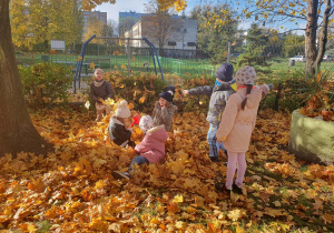 Dzieci grabią liście