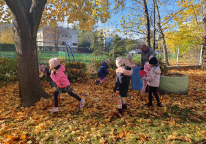 Dzieci pomagają w zbieraniu liści