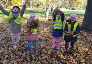 Zabawy w parku - zbieranie jesiennych liści