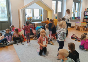 Grupa dzieci bawi się w Sali Bullerbyn w Mediatece MEMO
