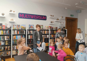Grupa dzieci ogląda czytelnię w Mediatece MEMO