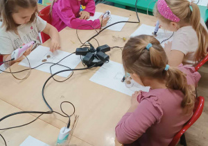 Dzieci uczestniczą w warsztatach z długopisami 3D