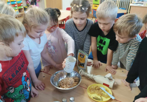 Dzieci przygotowują pastę z fasoli