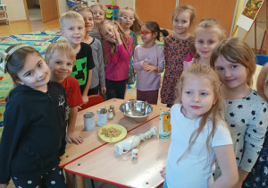 Dzieci przygotowują pastę z fasoli