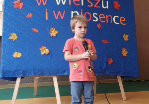 Chłopczyk trzymający mikrofon