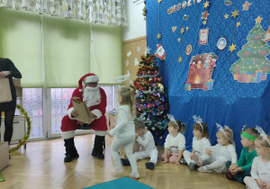 Mikołaj wręcza dzieciom prezenty