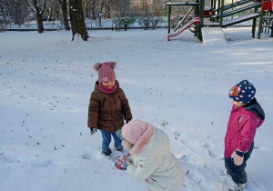 Dzieci próbują lepić śnieżki ze śniegu