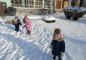 Dziewczynki wpatrują się w śnieg
