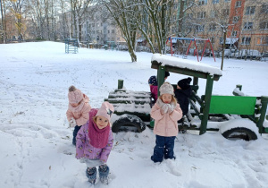 Dzieci dotykają, a nawet próbują smakować śnieg