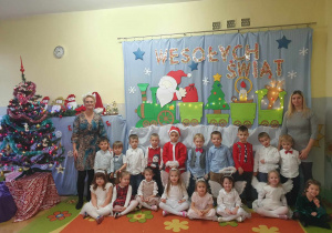 Uroczystość choinkowa - dzieci wraz z nauczycielkami pozują do zdjęcia przed uroczystością choinkową