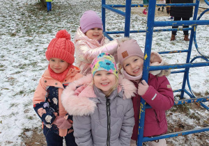 W ogrodzie przedszkolnym - cztery dziewczynki stoją obok rakiety