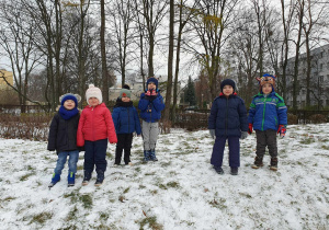 W ogrodzie przedszkolnym - sześciu chłopców stoi na górce