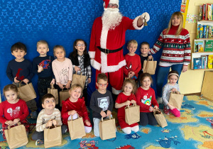 Mikołaj wraz z panią i dziećmi pozują do wspólnego zdjęcia