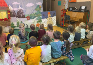 Dzieci siedzące na przedstawieniu