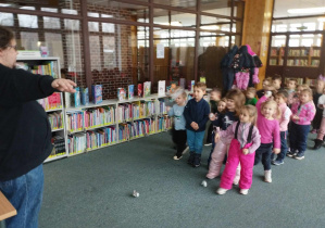Zajęcia w bibliotece - dzieci rzucają papierowymi kulkami