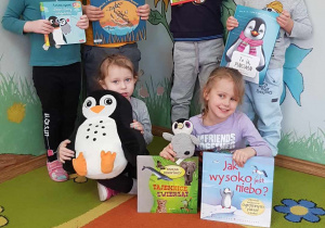 Dzień pingwina - dzieci prezentują swoje książki o pingwinach oraz pluszaki