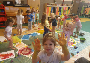 Sensoplastyka - dzieci pokazują swoje ręce po malowaniu jadalnymi farbami
