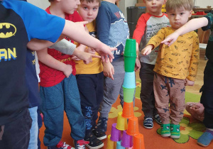Co potrafią nasze rączki - chłopcy pokazują wykonana przez siebie wieżę z kolorowych kubeczków