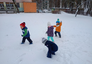 Dzieci rzucają się śnieżkami
