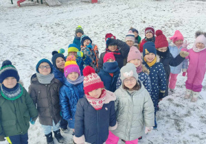 Grupa dzieci stojąca na śniegu