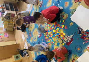 dzieci bawiące się kolorowymi figurami geometrycznymi
