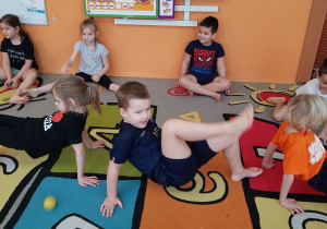 Dzieci wykonują ćwiczenia podczas gimnastyki korekcyjnej.